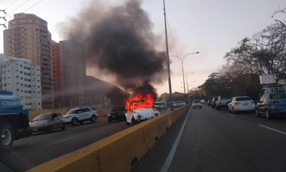vehículo en llamas en Valencia