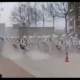Video viral: batallón de fumigadores chinos avanza por las calles