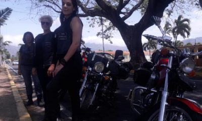 mujeres en motocicletas