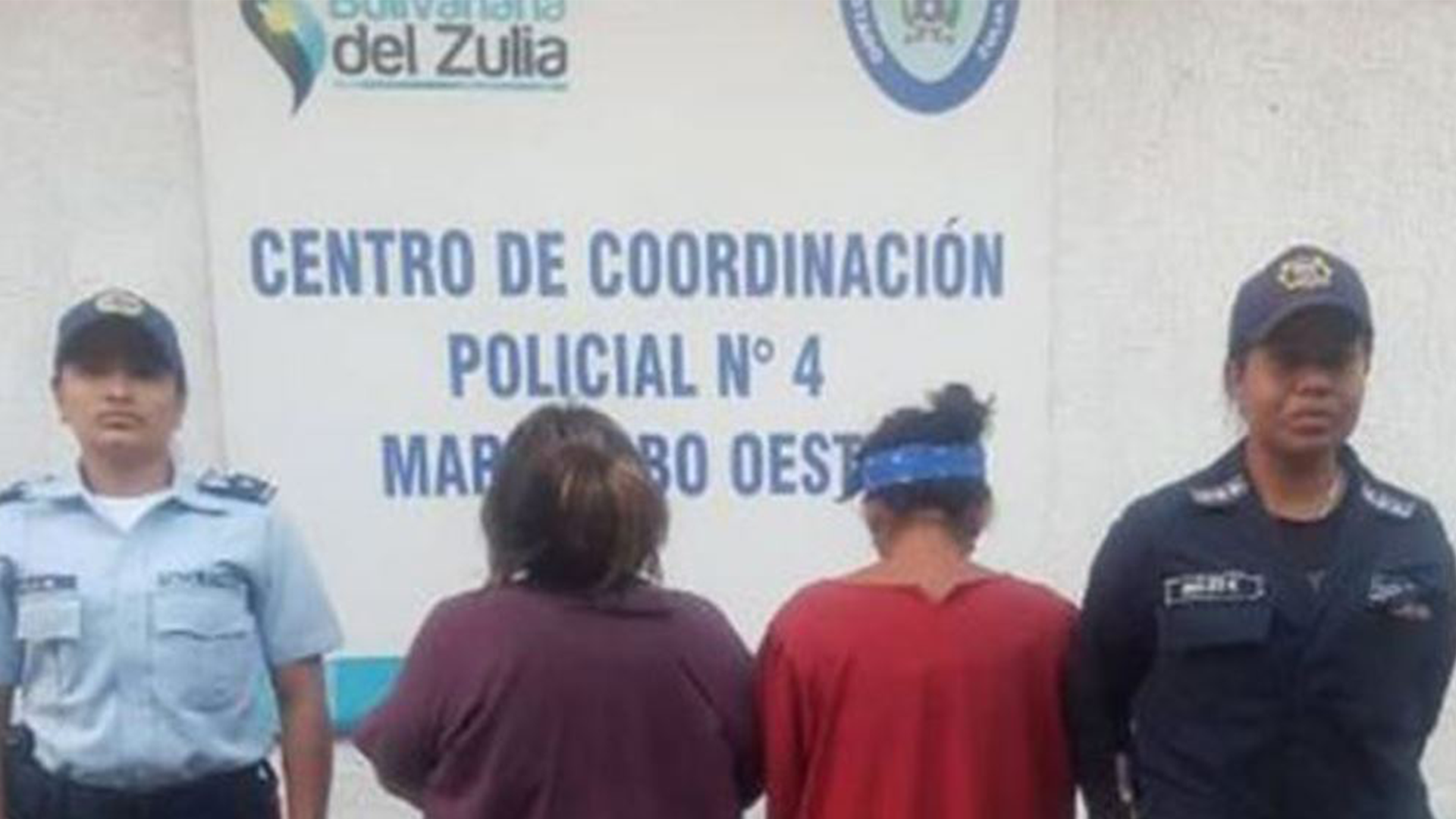 Detienen a mujeres que rocían con gasolina a policías y vender combustible. Este hecho ocurre en la parroquia Francisco Eugenio Bustamante, de Maracaibo estado Zulia.