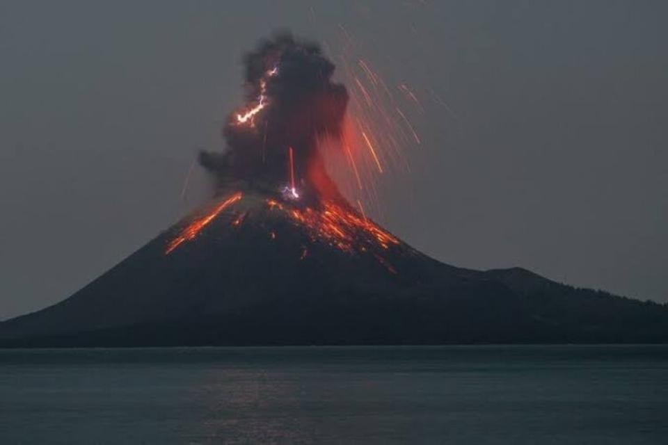 Volcán Krakatoa entró en erupción
