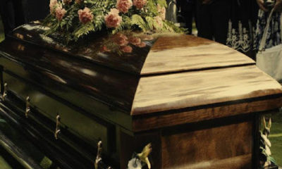 Mujer despierta en una funeraria