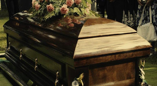 Mujer despierta en una funeraria