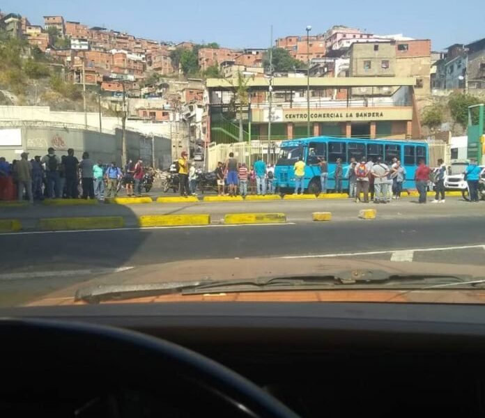 Transportistas protestan en La Bandera