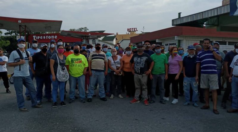 Habitantes de San Joaquín llevan 14 días en cola para surtir gasolina