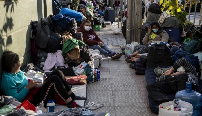Venezolanos acampan fuera de la embajada en Chile