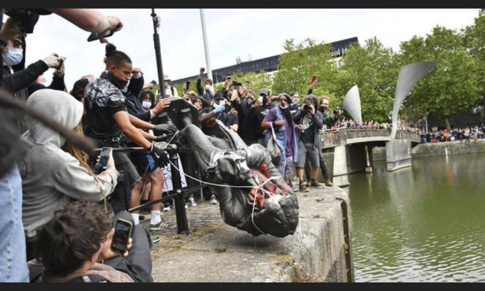 Derriban estatua de un comerciante de esclavos y la arrojan al río