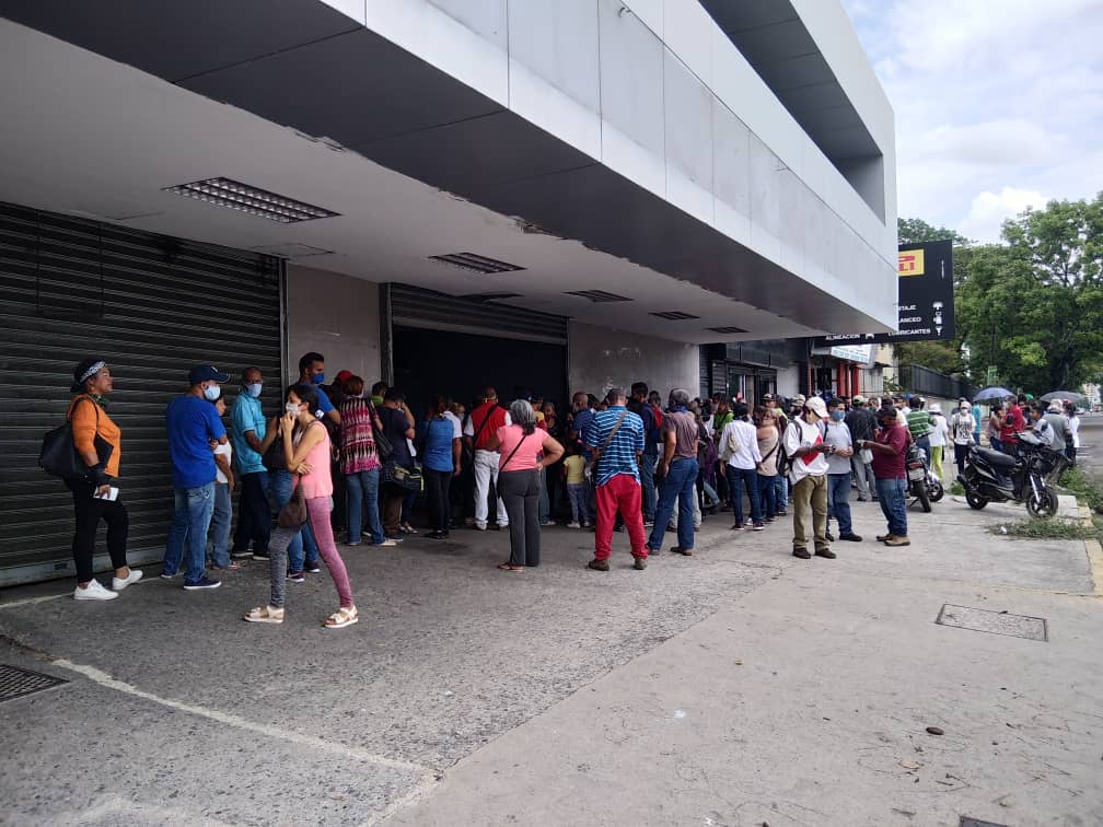 Bancos abarrotados de personas en Carabobo