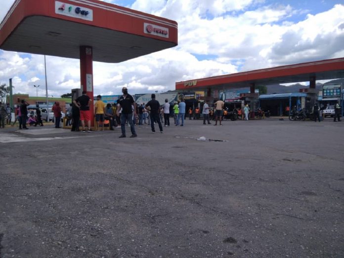 exigen suministro de gasolina en Paramacay
