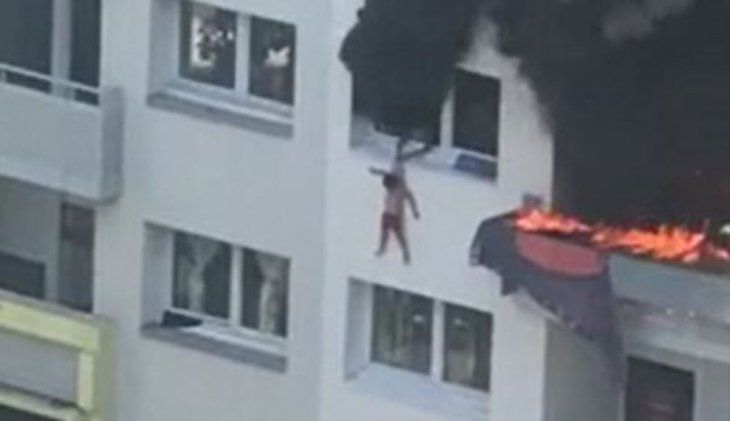 dos niños saltaron escapar incendio francia- acn
