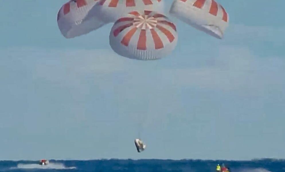 Astronautas de SpaceX regresan a la tierra un espectacular amarizaje