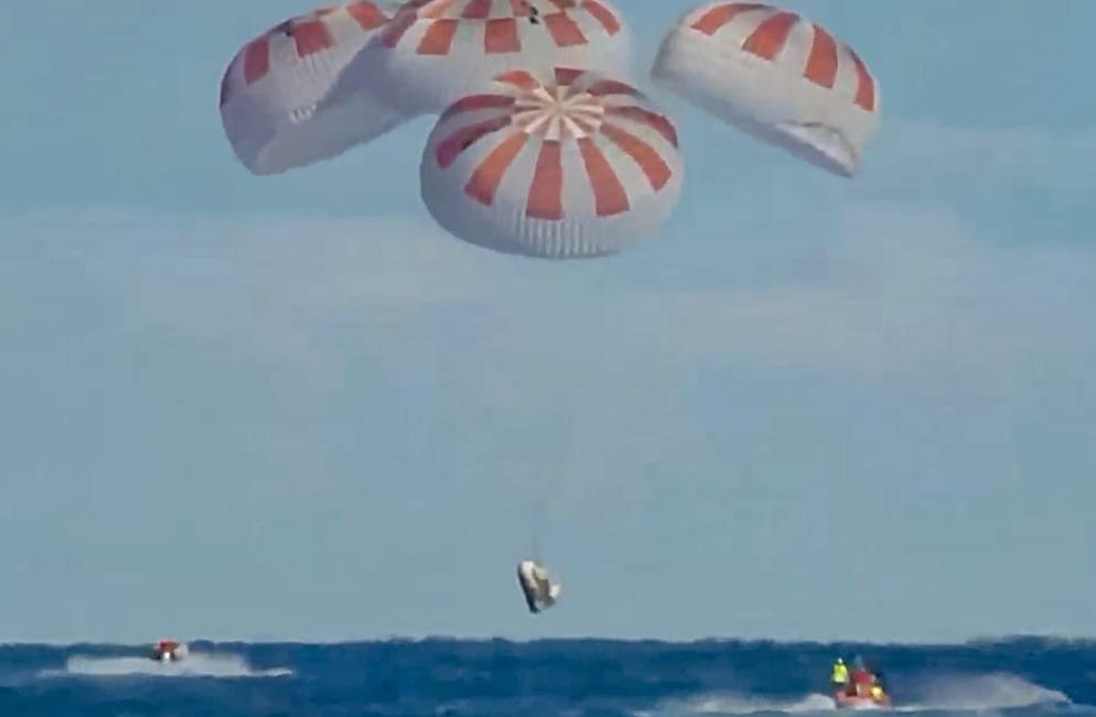 Astronautas de SpaceX regresan a la tierra un espectacular amarizaje
