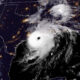 Huracán Laura toca tierra: Advierten de una marejada ciclónica "insalvable"