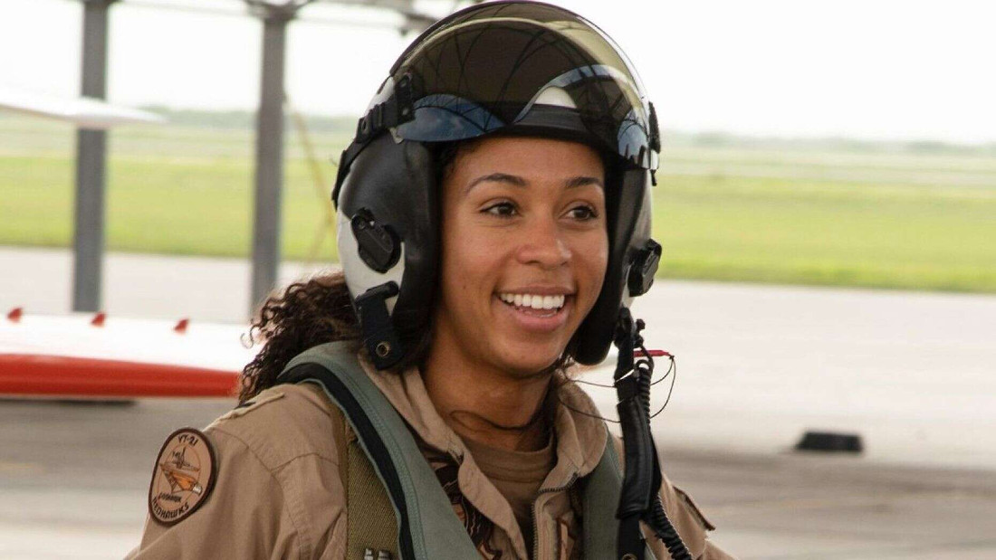 Se graduó la primera mujer "piloto táctico" afroamericana en la marina de EEUU