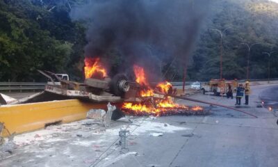 Camión se volcó en autopista Valencia-Puerto Cabello - ACN