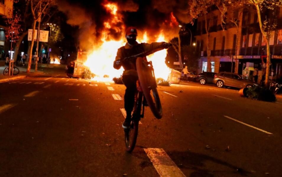 España enfrenta otra noche de protestas violentas