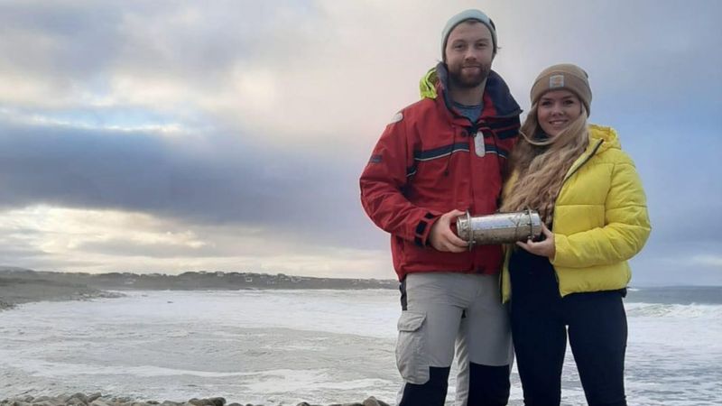 Encuentran cápsula del tiempo que viajó desde el Polo Norte hasta Irlanda