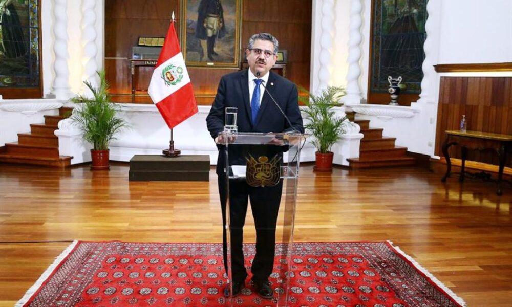 Merino renuncia a la presidencia de Perú