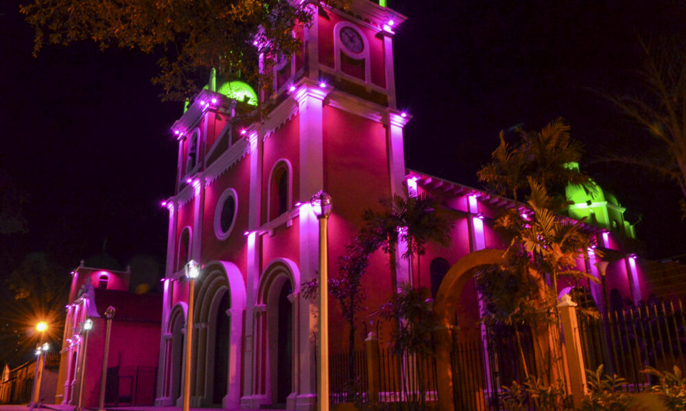 Iglesia La Begoña iluminada