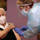 Mujer recibe primera vacuna en España - ACN