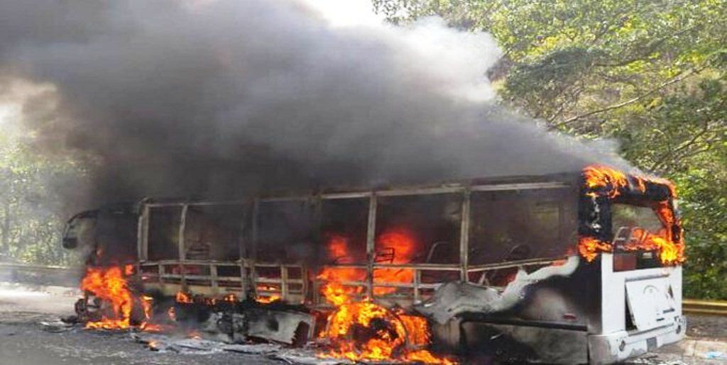 Reportan incendio de autobús - noticiasACN