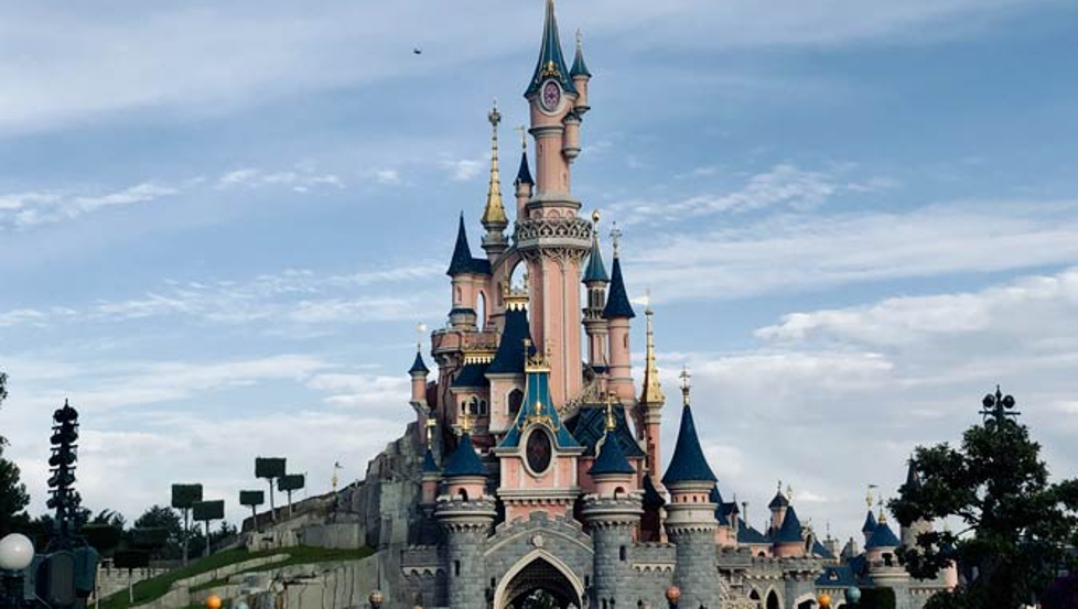 Disneyland París aplaza reapertura