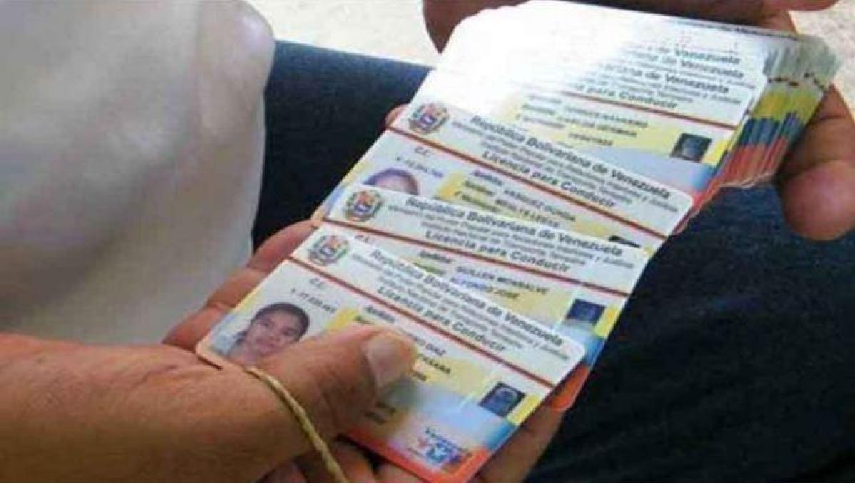 España suspende licencias venezolanas - ACN