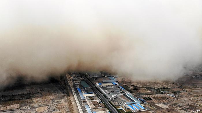 Pueblos confinados en China por tormentas de arena