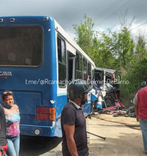 Choque entre buses en Charallave