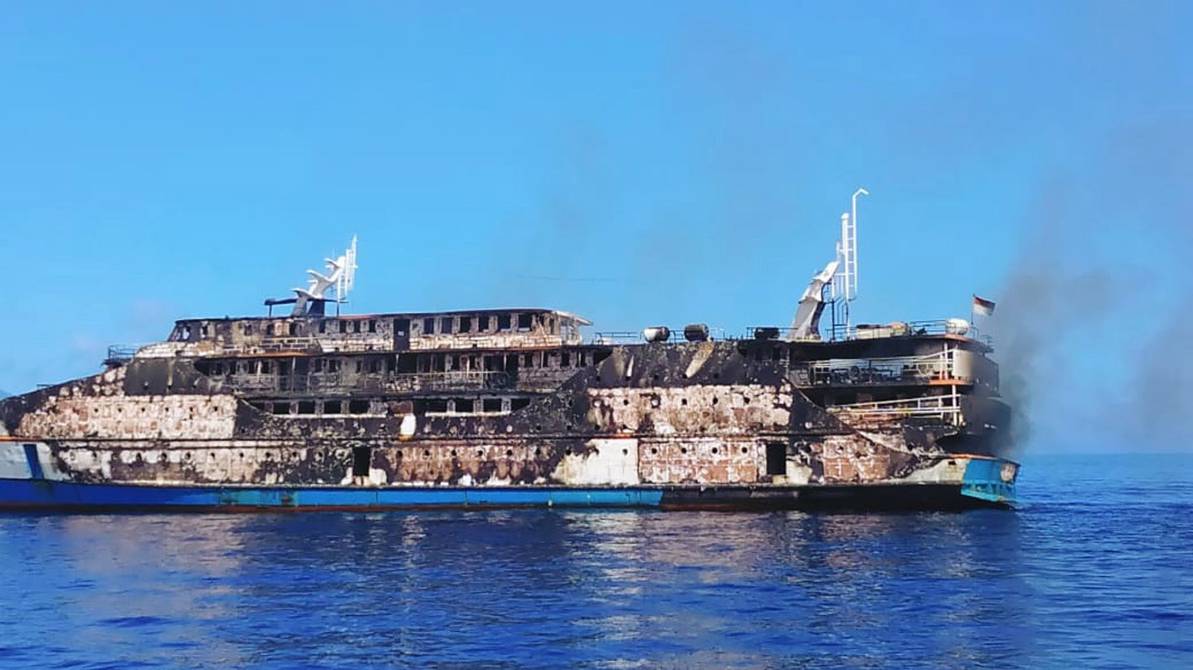 Barco en llamas en Indonesia - ACN