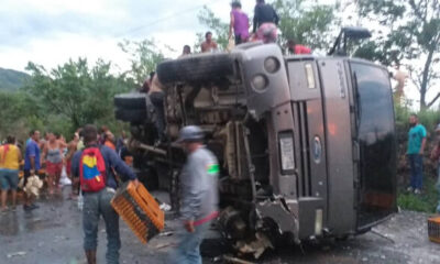 Saquearon camiones volcados en Cojedes