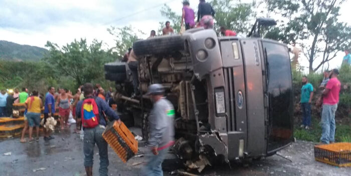 Saquearon camiones volcados en Cojedes