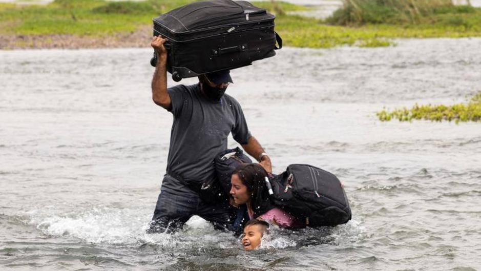 Venezolanos cruzaron río Bravo. Foto: Cortesía