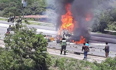 Camión se incendia en Caracas-La Guaira