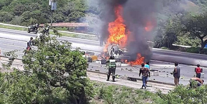 Camión se incendia en Caracas-La Guaira
