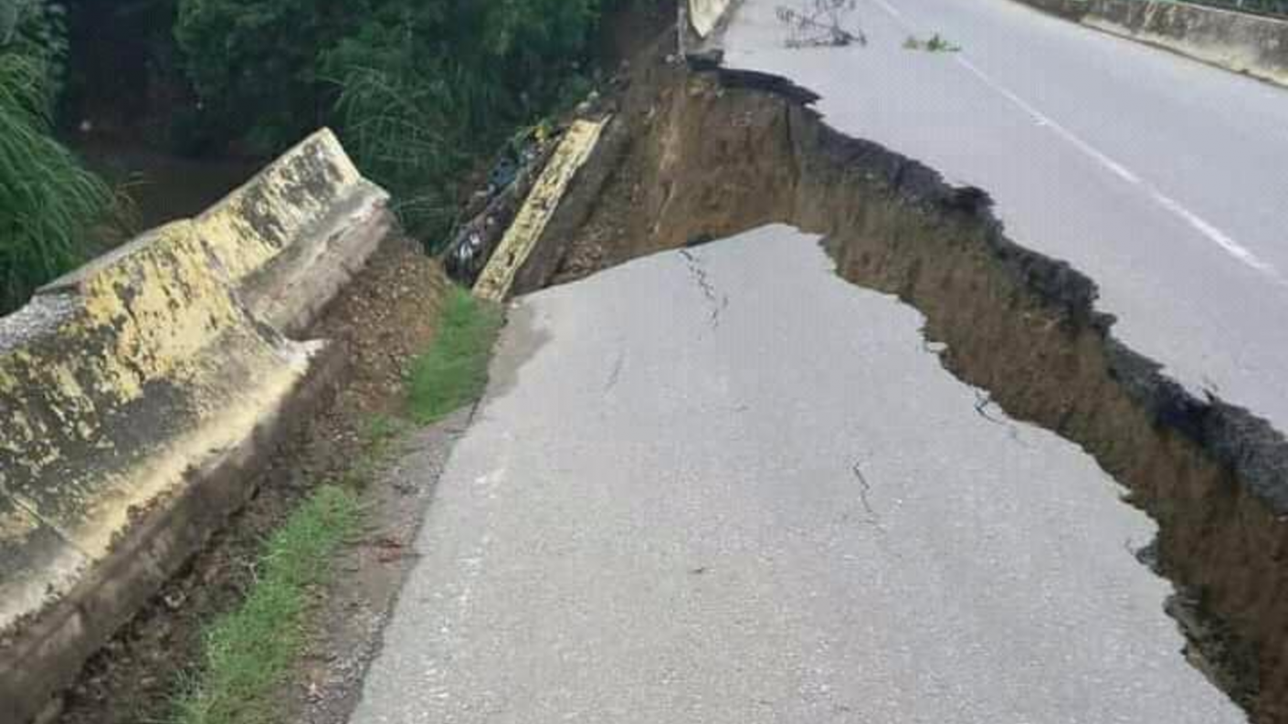 Se desplomó el puente La Cabrera - ACN