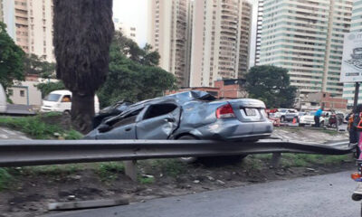 Vehículo se volcó en la Francisco Fajardo
