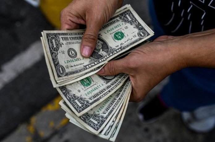 Mujer estafó 55.000 dólares en Caracas - ACN