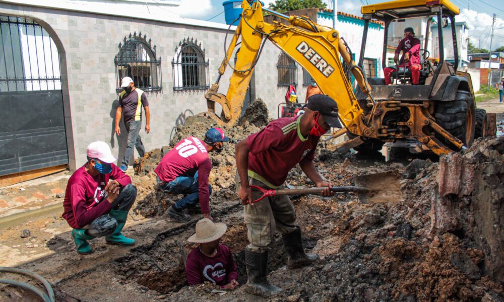 Sustituyen tuberías en Barrio Venezuela