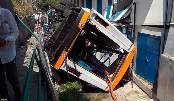 Autobús cayó por un acantilado en Marruecos