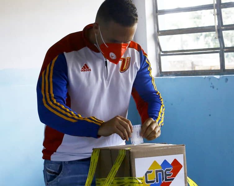 Alcalde de Naguanagua votó