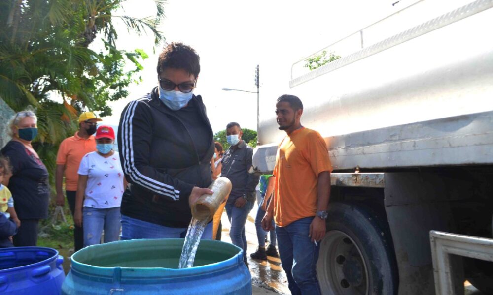 Distribuyen agua en González Plaza