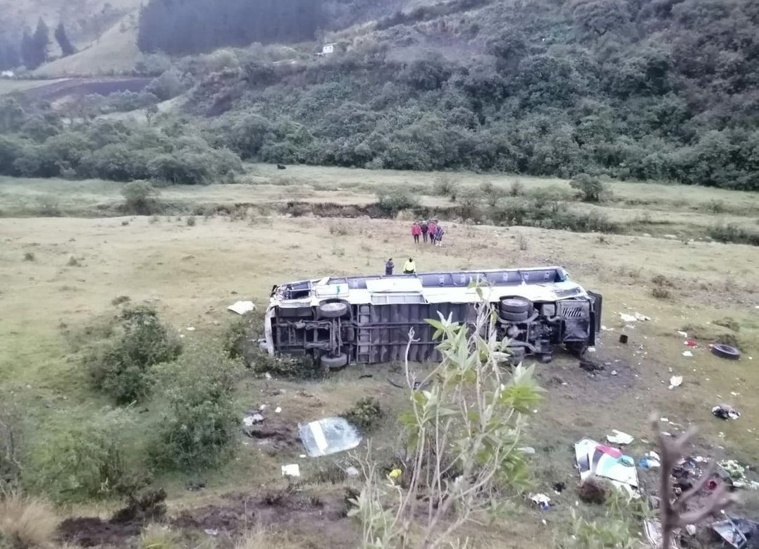 Autobús cae al vacío en Ecuador - ACN