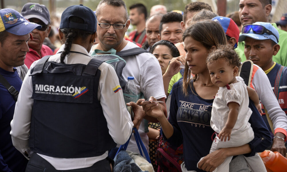 migrantes venezolanos servicios financieron colombia - acn