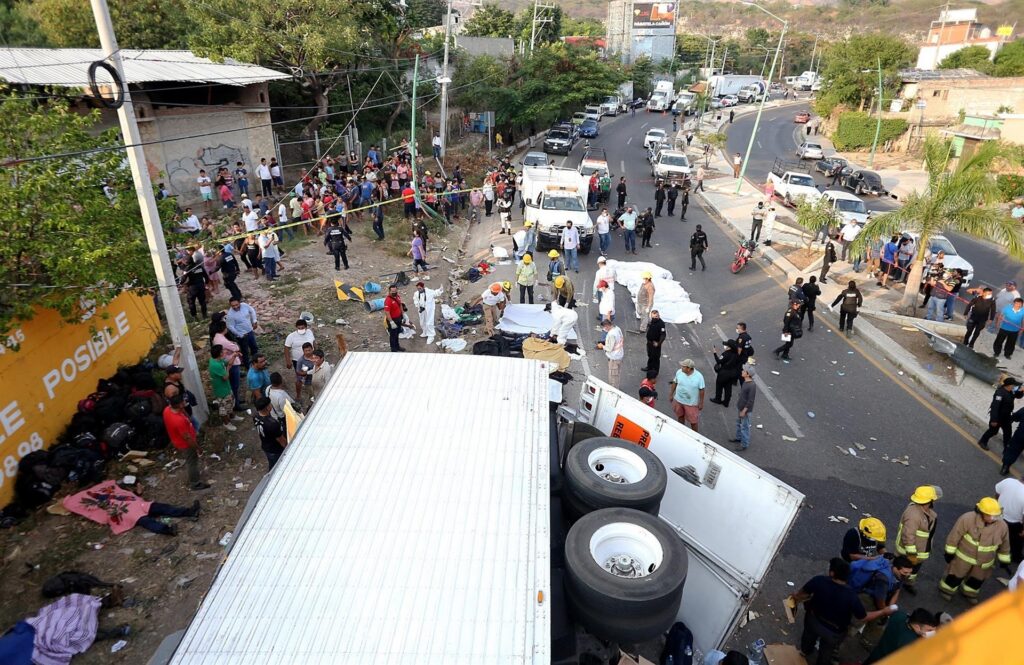 Mueren 49 migrantes por accidente de camión - noticiacn