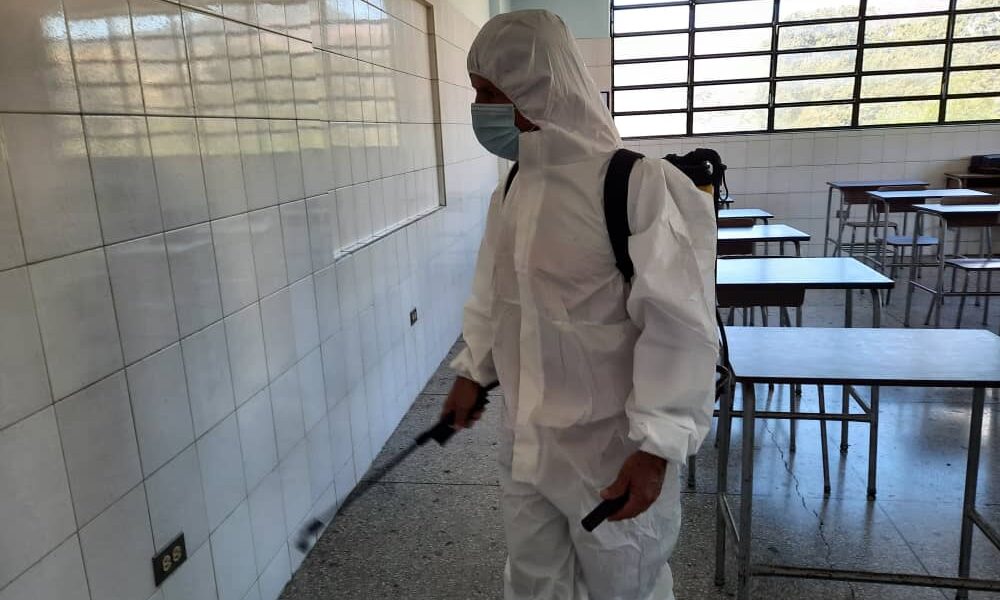 Desinfección en planteles educativos de Naguanagua