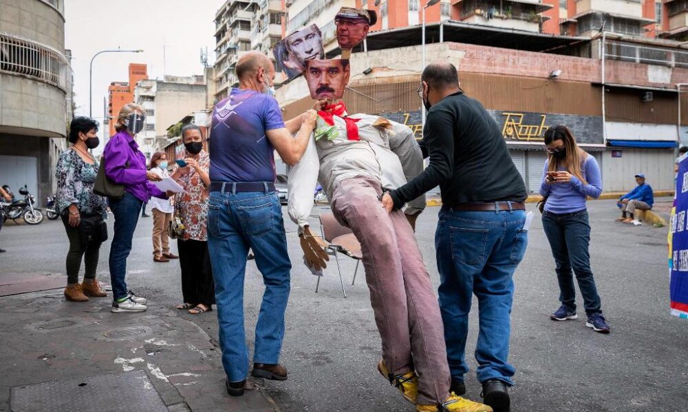 Quemaron figuras de Maduro y Putin - noticiacn