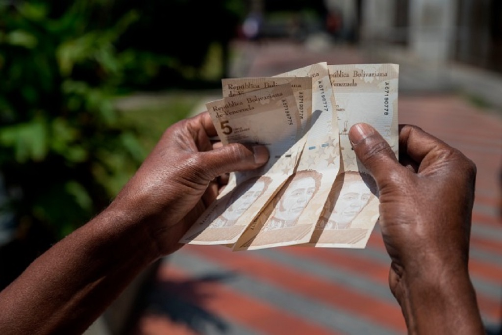 venezolanos viven con US$100 - acn