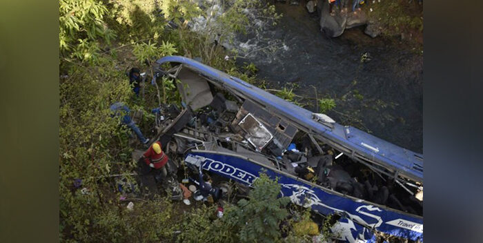 autobús cayó río Kenia