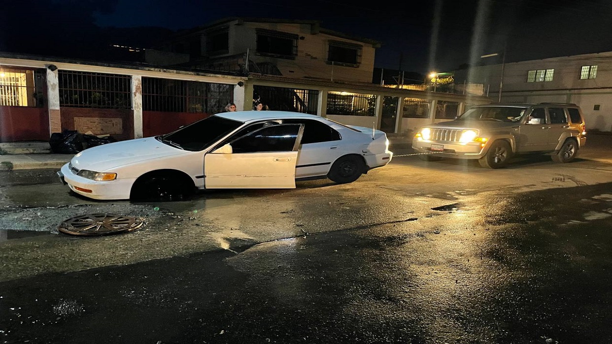 carro cayó en alcantarilla en Naguanagua-acn